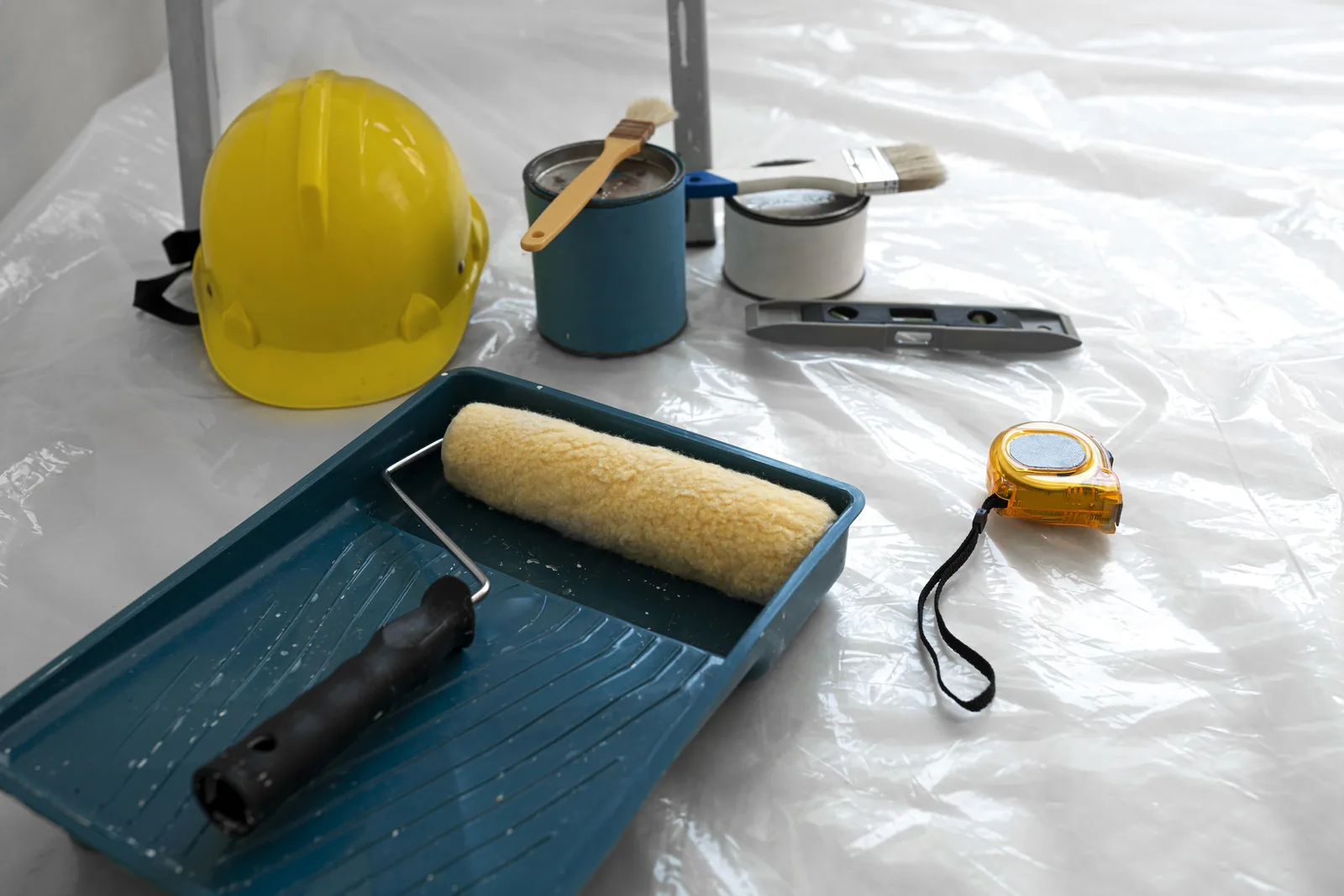 Handwerkerrechnung, Aufmaßblatt und Taschenrechner nebeneinander auf einem Schreibtisch